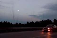 Video: Hàng triệu con muỗi kết thành lốc xoáy trên bầu trời thành phố Nga