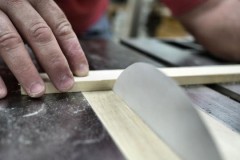 Video: Kinh ngạc với sự sắc bén của lưỡi cưa giấy