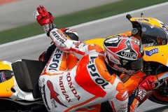 [Video] Mời các bạn xem clip Marc Marquez dùng đầu gối đẩy xe lên cứu một pha xoè trong trận MotoGP
