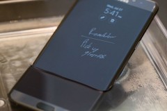 [VIDEO] “Choáng” với màn đập hộp Galaxy Note 7 bá đạo trên… cầu trượt nước