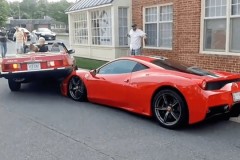 Video Mercedes 380SL đè đầu Ferrari 458 Speciale