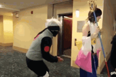 Cạn lời khi thấy Kakashi xài chiêu "Nhất dương chỉ" tấn công vào mông người khác