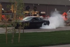 [VIDEO] Tay lái 10 trổ tài đốt lốp với Dodge Challenger Hellcat 707 mã lực