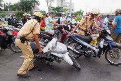 Va chạm giao thông, rút dao đâm người trên đường phố