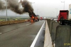 Xe container bốc cháy trên cao tốc