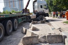 "Hung thần" húc bay dải phân cách, nhiều người thoát chết