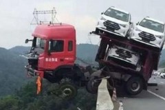 Thót tim, xe tải lao nửa thân ra mép núi