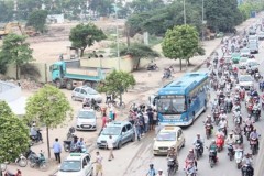 Bến "cóc" ngang nhiên gây ùn tắc giữa lòng Hà Nội