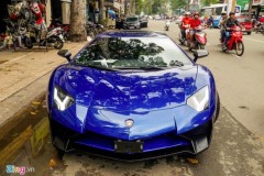 Minh Nhựa mua hai siêu xe cùng màu