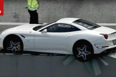[VIDEO] Siêu xe Ferrari California T lơ lửng trên đường cao tốc tại Miami