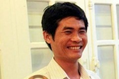 Tài xế Phan Văn Bắc chia tiền thưởng cho tài xế xe khách