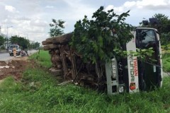 Tránh ô tô 4 chỗ, xe tải "cắm đầu" xuống vệ đường