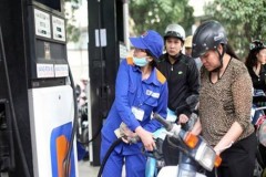 Giá xăng tăng lần thứ bảy kể từ đầu năm