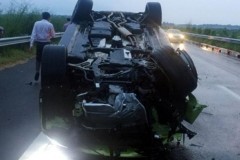 Ô tô bạc tỷ tông rào chắn, "phơi bụng" trên cao tốc