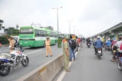 Chạy xe máy vào làn ô tô, nam công nhân va chạm với xe container tử vong