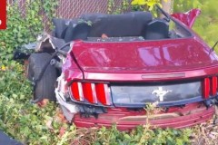 [VIDEO] Thuê xe Ford Mustang, tài xế "xẻ đôi" chiếc xe cơ bắp