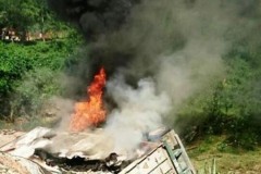 Ô tô rơ-móc lật nhào bốc cháy, tài xế tử vong tại chỗ