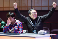 [LMHT] Royal Never Give Up chia tay với quản lý đội