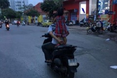 Ông bố 'vô tư và hồn nhiên' nhất Việt Nam gây bức xúc