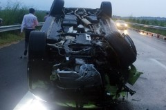 Porsche 5 tỉ lật ngửa trên cao tốc Long Thành