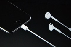 Apple ra mắt phụ kiện vừa sạc pin vừa nghe nhạc cho iPhone 7