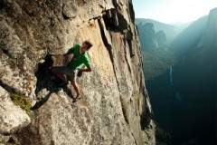 Bộ não không biết sợ của người tay không leo vách núi 760m