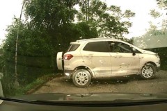 Cài nhầm số, tài xế Việt lùi EcoSport thẳng xuống sông