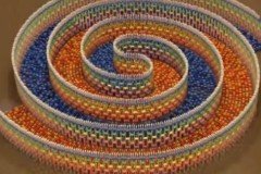 Cô gái dành 8 ngày xếp 15.000 quân domino, ai xem cũng mãn nhãn trong 2 phút hiệu ứng