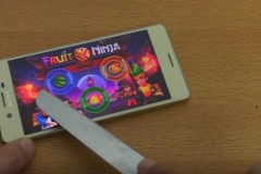 D&#249;ng dao thật ch&#233;m tr&#225;i c&#226;y tr&#234;n m&#224;n h&#236;nh Xperia X