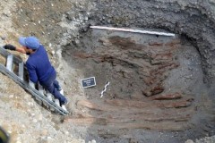 Hài cốt lìa đầu của hai mẹ con mặc áo lông đính vàng