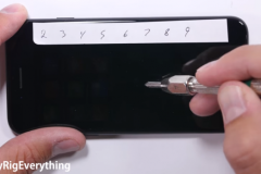 Hành hạ tra tấn iPhone 7, độ bền đã được cải thiện đáng kể?