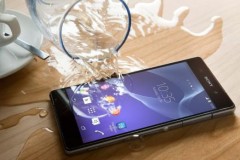 Kiểm tra chống nước cho smartphone Sony trong m&#249;a "thất thủ"