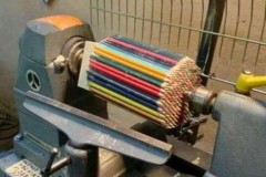 Lấy bút chì màu xếp cùng nhau, đặt lên máy tiện, kết quả ra tác phẩm sơn mài hoàn hảo đáng kinh ngạc