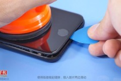 Màn mổ bụng xác nhận dung lượng pin và RAM trên iPhone 7