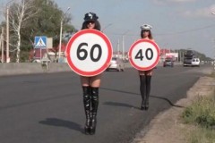 Mỹ nữ ngực trần ra đường cảnh báo tốc độ