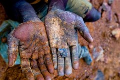 Ng&#224;nh sản xuất di động v&#224; cuộc chiến tương tự kim cương m&#225;u