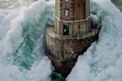 Ngọn hải đăng kiên định trước những con sóng khổng lồ cao 50m