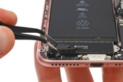 Người d&#249;ng ph&#224;n n&#224;n chất lượng cuộc gọi tr&#234;n iPhone 7