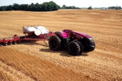 Nông dân ngồi nhà, lái máy kéo cày ruộng bằng máy tính bảng