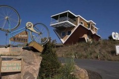 Quán cà phê ngược thách thức mọi quy luật vật lý