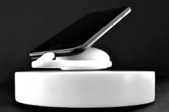 Sạc kh&#244;ng d&#226;y độc đ&#225;o gi&#250;p iPhone lơ lửng tr&#234;n kh&#244;ng