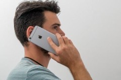 Tại sao nên cầm iPhone bằng tay phải khi nghe điện thoại?