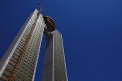 Tòa tháp đôi 47 tầng nhưng ‘quên thiết kế thang máy’