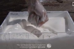 Video: Chất lỏng hóa rắn lập tức khi bị đấm