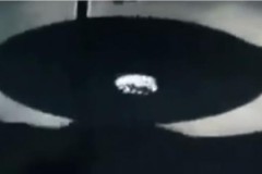 Video: UFO khổng lồ bí ẩn vụt qua bầu trời Malaysia?