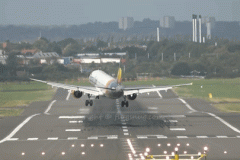 Cảnh máy bay hạ cánh trong điều kiện ngược gió khiến ai cũng phải giật mình