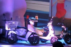 Trao tặng 100 xe máy điện cho Công an Hà Nội