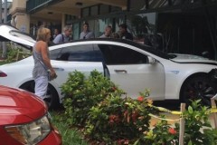 Xe điện Tesla Model S tăng tốc đột ngột đâm vào phòng gym