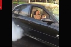 [VIDEO] Bị cảnh sát “sờ gáy” vì đăng video "đốt lốp" của con trai 5 tuổi