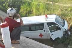 Xe cứu thương lao xuống rừng tràm, bệnh nhân trên xe tử vong